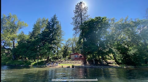 Peaceful Retreat on the Rogue River