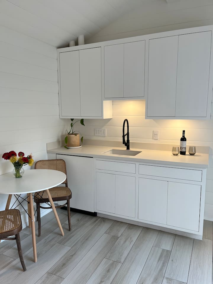 Modern Guesthouse, Private Walkable & Convenient - Oakland, CA