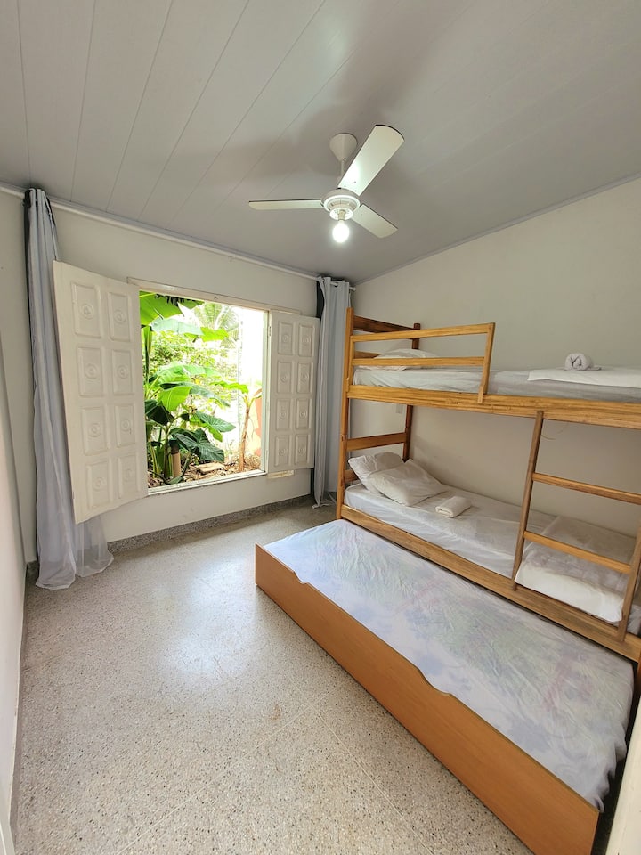 Schlafzimmer 1