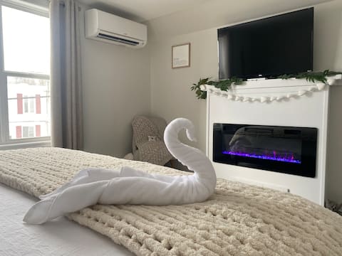 Hot Tub Getaway w/ Harbour Views at Bernice Mae’s