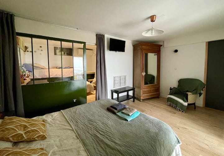  Апартмани со поглед на море и приватна бања, сите климатизирани.