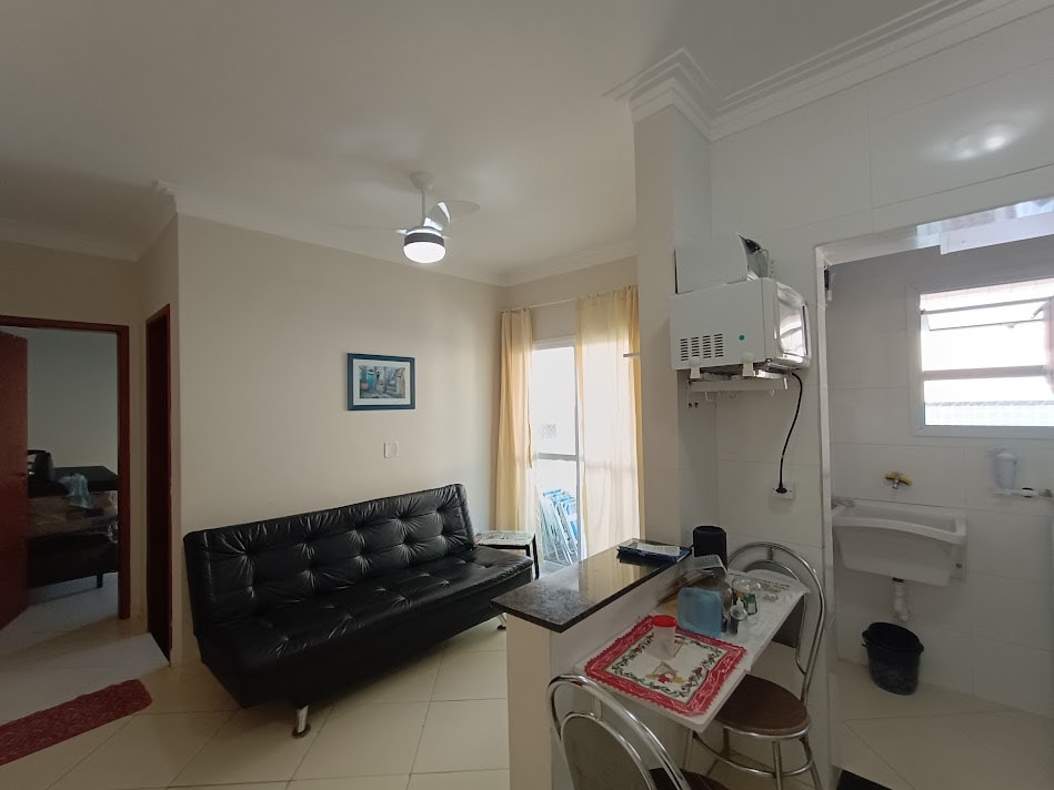 يحتوي على سرير أريكة، تلفزيون