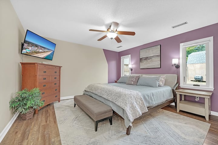 ห้องนอนใหญ่พร้อมเตียงขนาดคิงไซส์และทีวีขนาด 50 นิ้วมู่ลี่ในห้อง