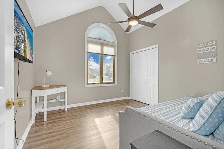 ห้องนี้มีเดย์เบดพร้อมรางเลื่อน... ดังนั้นเตียงแฝด 2 หลังและโต๊ะทำงาน   ยังมีทีวีติดตั้งอยู่บนผนังและมู่ลี่สีเข้มในห้อง