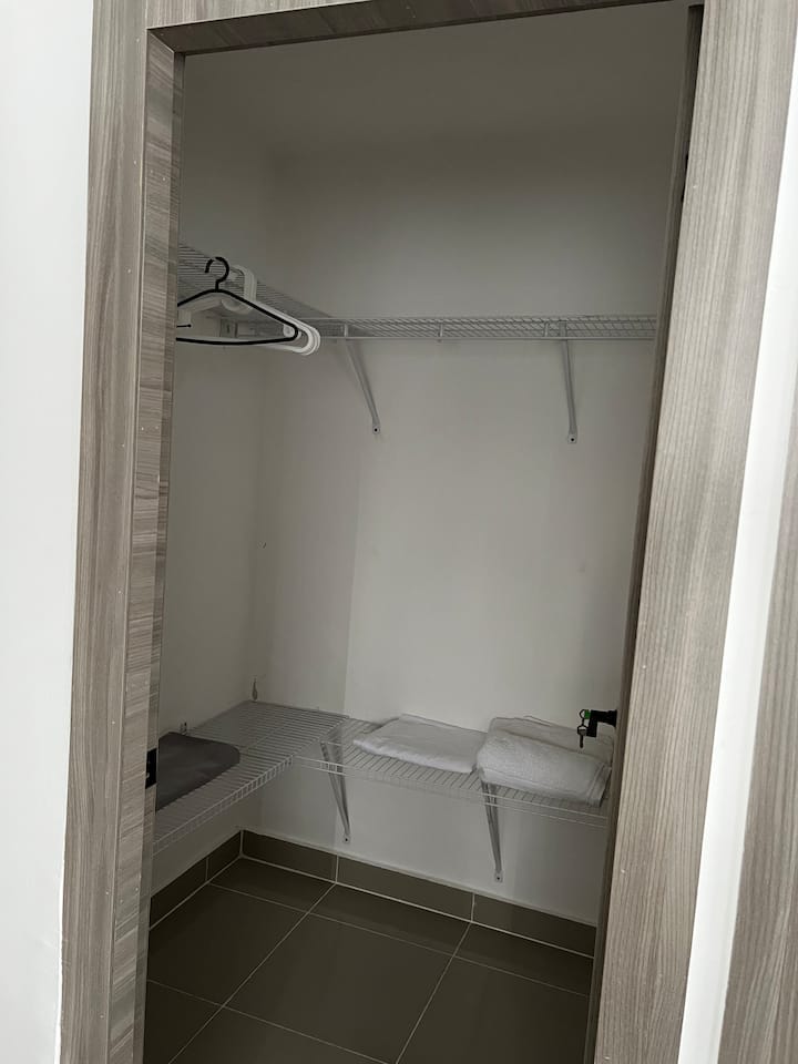 Hlavná izba so šatníkom, televízorom  a klimatizáciou 