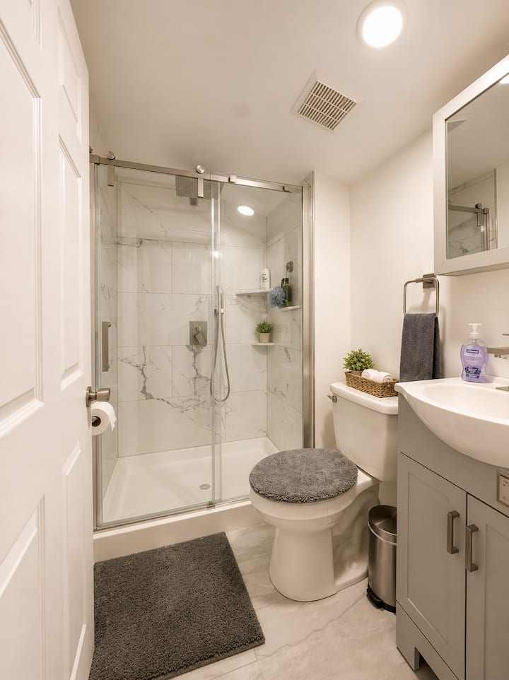 Modern Cozy King Suite - Trenton, NJ