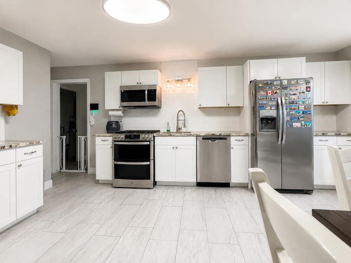 Modern Cozy King Suite - Trenton, NJ