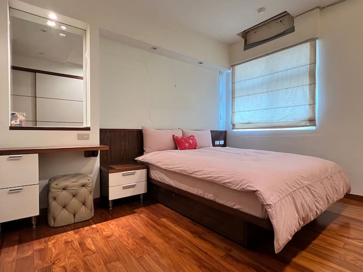 חדר שינה 2 | צמוד, כולל: מיטה זוגית, חדר רחצה פרטי, שידה, ארון גדול, מיזוג אוויר פרטי, חלון חיצוני