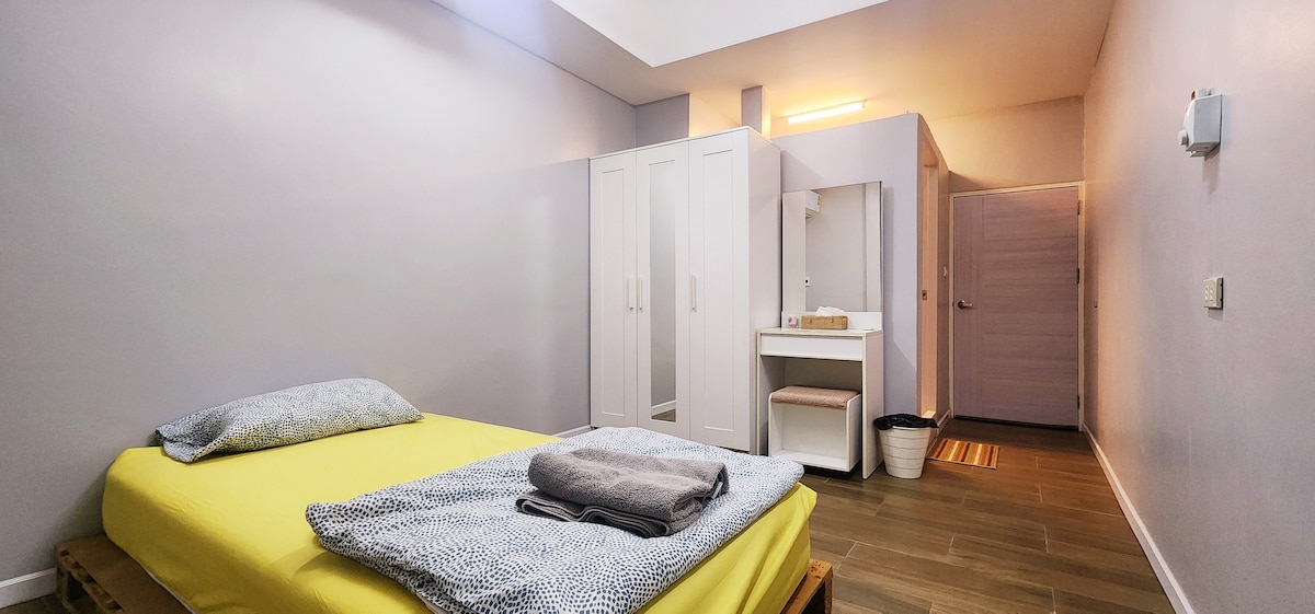 Krevat i ri, 3,5 këmbë
Tavolinë rrobash 
Dyqan veshjesh