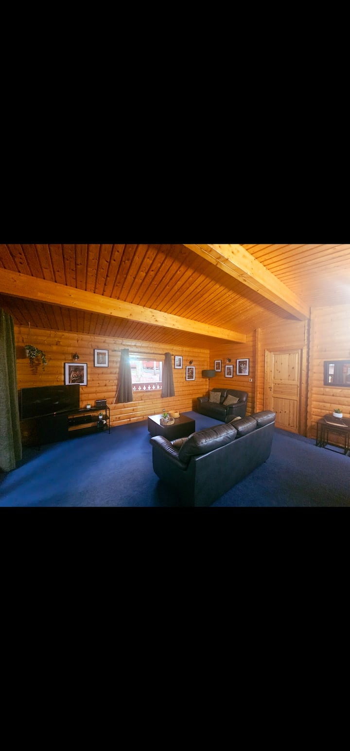 Wren Lodge - Peaceful 2-bedroom Cabin In Woodland - Louth