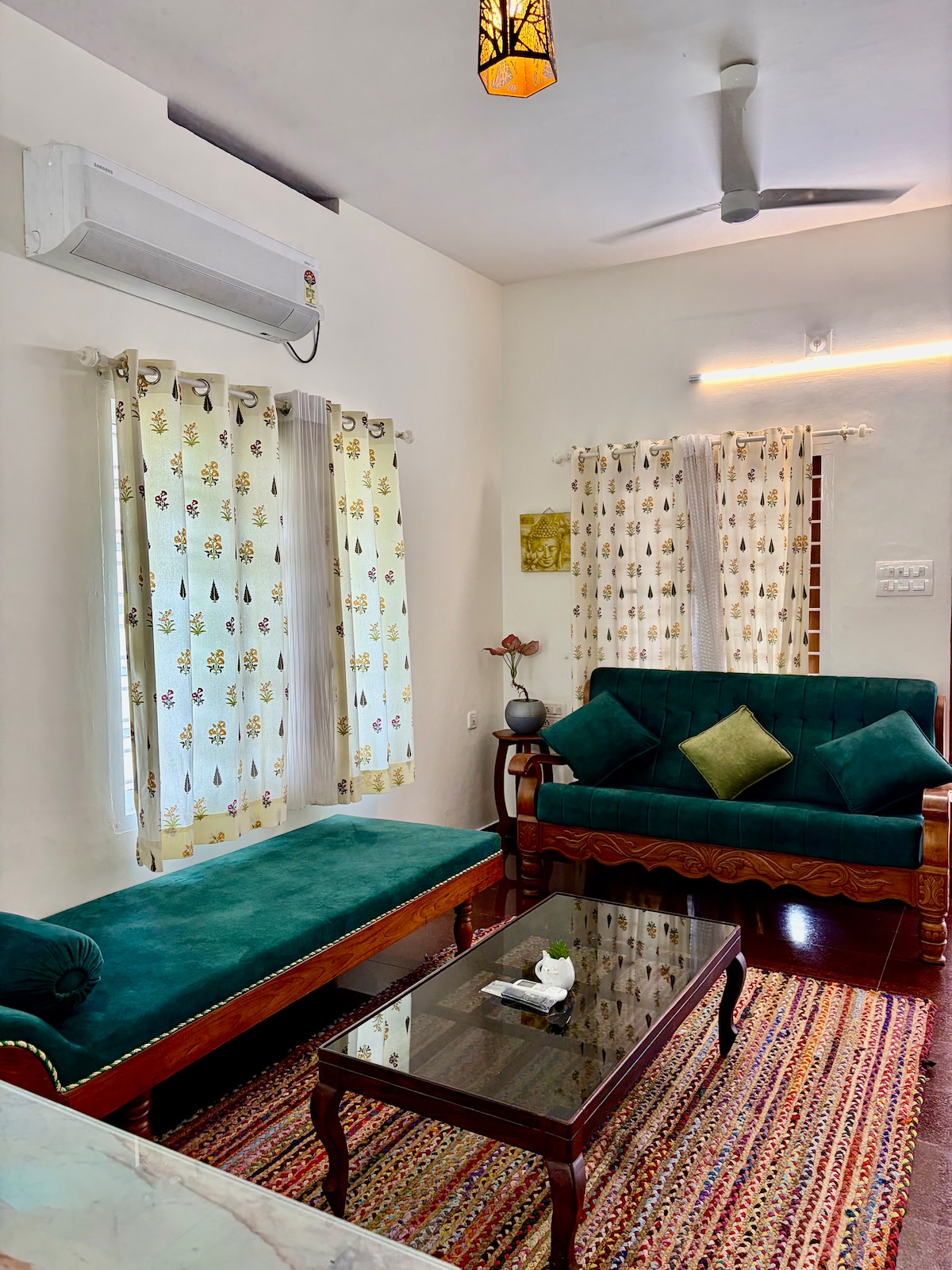 סלון ממוזג - פינת אוכל עם ספה 3 מושבים ודיוואן. 