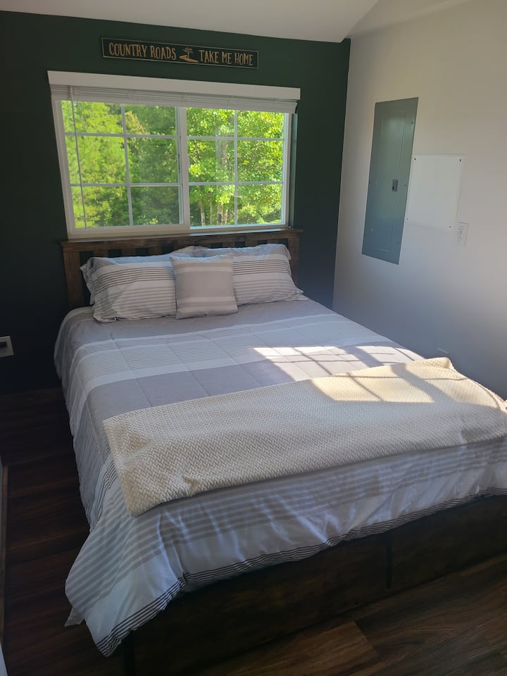 Descanse tranquilamente en una acogedora cama tamaño queen, el lugar perfecto para descansar después de un día de aventura.
