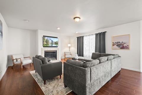 Spacious King & Queen SIX bedroom! Great Location!