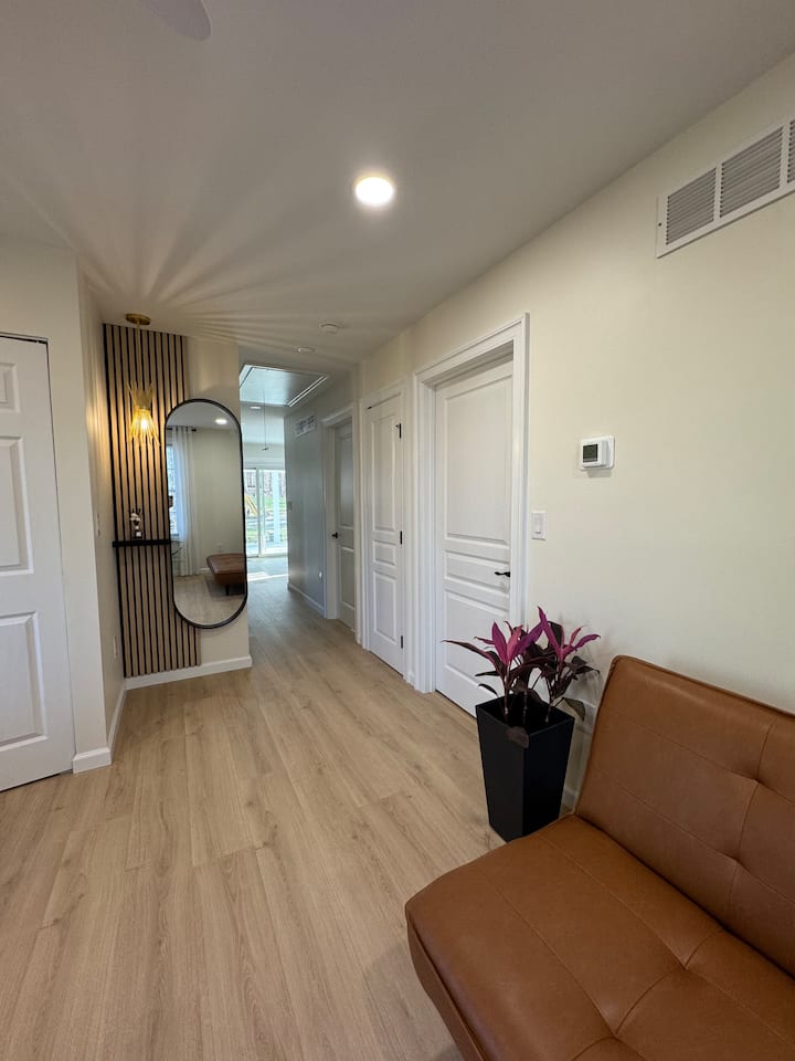 Two Bedroom Small Ranch With Beautiful Forest View - 벨 에어
