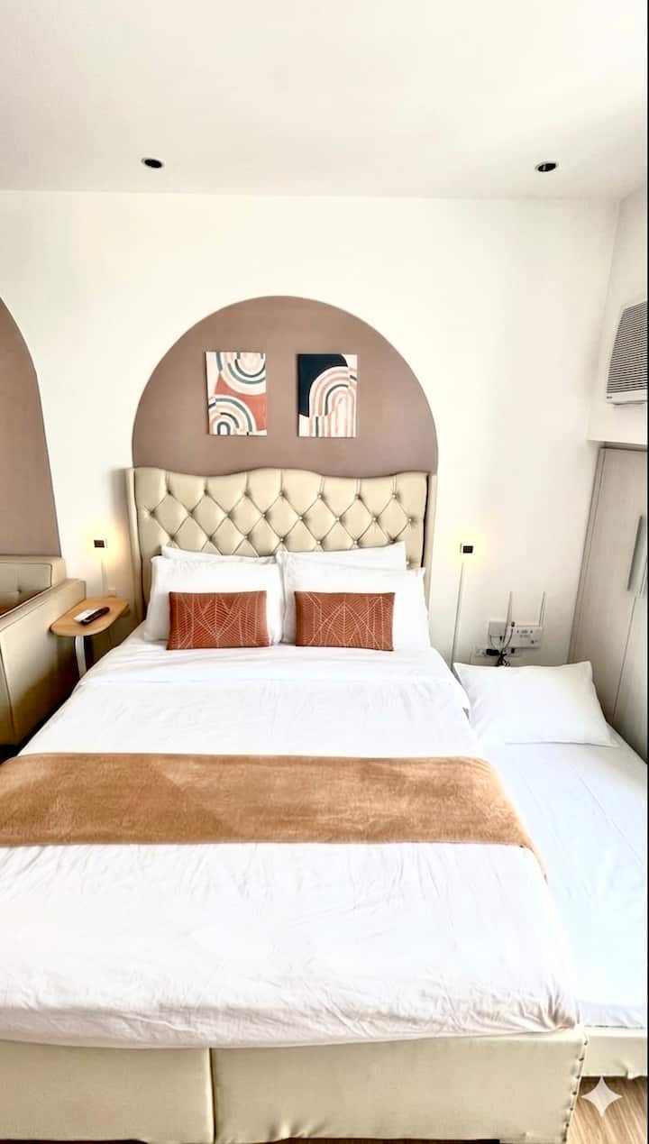 Lit queen size avec un lit gigogne