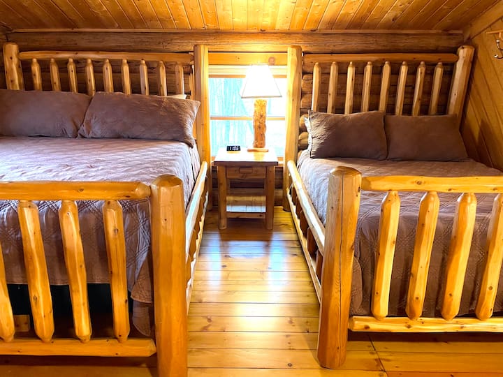 Chambre n °2 : à l'étage - deux lits dans la chambre (un queen size et un lit complet) et des stations de recharge faciles à côté des lits ; design de loft ouvert - un espace aéré et connecté donnant sur le reste de la cabane, mais pas une chambre privée.