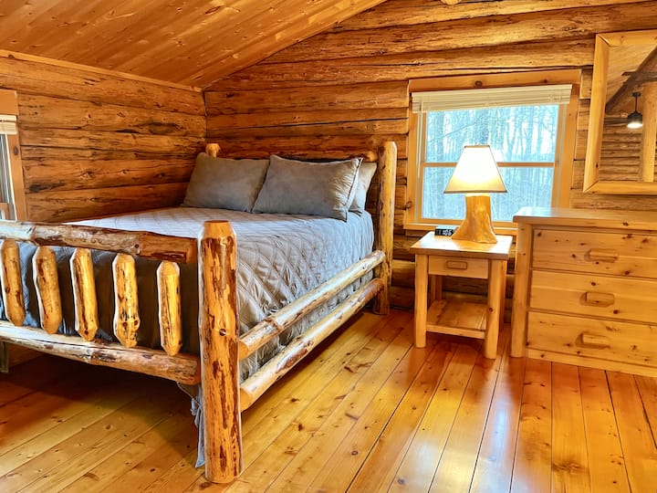 Chambre n °3 : lit double à l'étage avec des stations de recharge faciles à côté des lits ; design loft ouvert - un espace aéré et connecté donnant sur le reste de la cabane, mais pas une chambre privée.