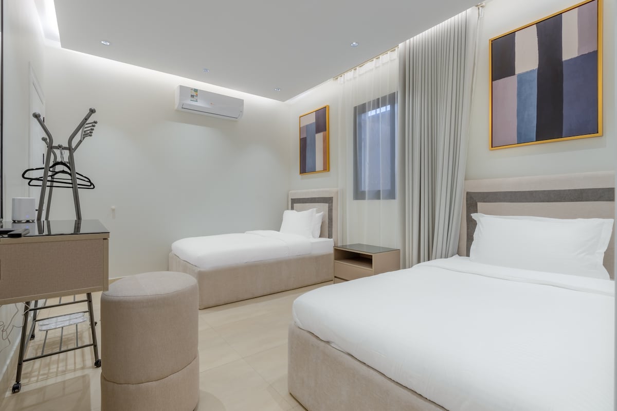 ห้องเตียงใหญ่พร้อมเตียง 2 เตียง 