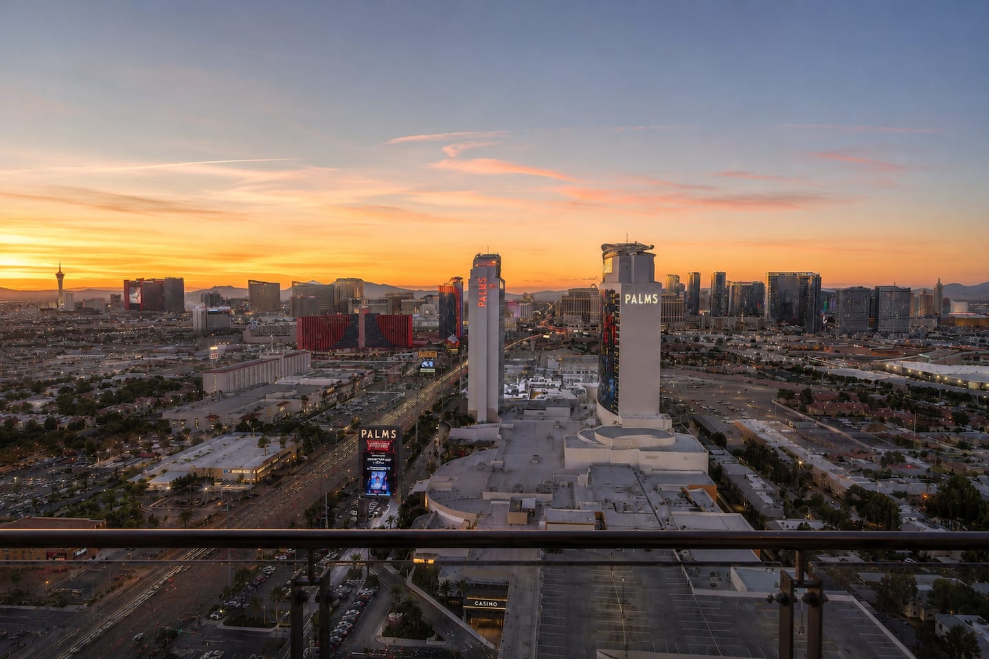 *38FL Luxury* Strip View | Balcony | Free Parking