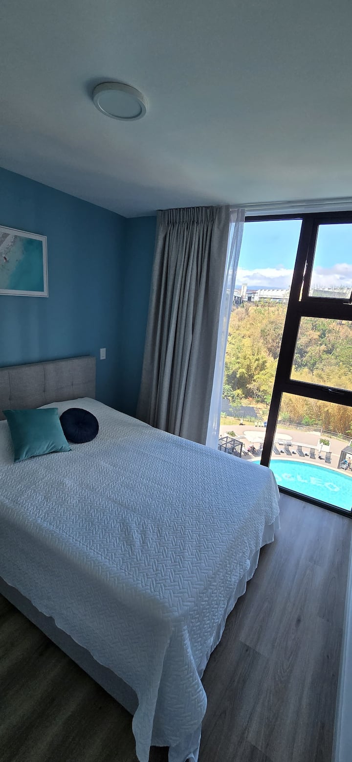 תיהנו מנוף הבריכה והקניון ישירות מחדר השינה.