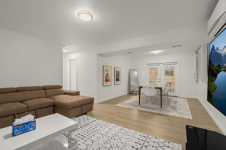 Burien Midcentury Lux | 3 Beds | 2 Mins To Airport - Burien, WA