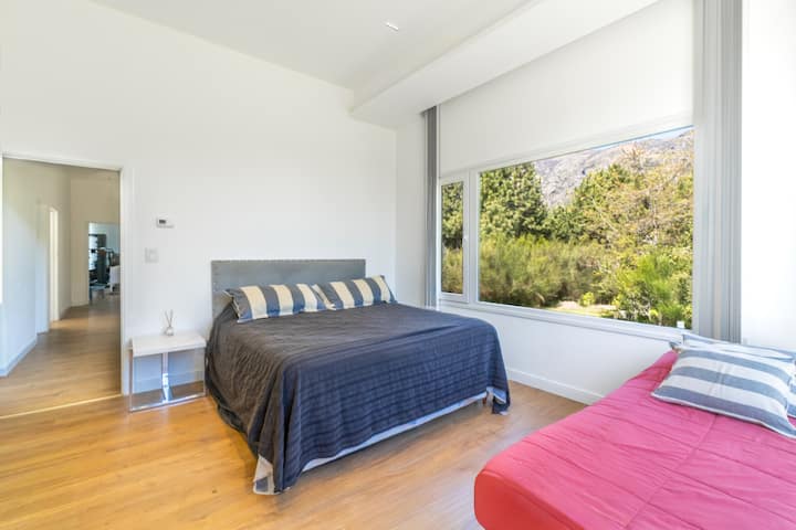 يوجد في هذه الغرفة سريران مع مراتب ممتازة. 5 أدخل إذا كنت بحاجة إلى الإعداد مثل هذا،.