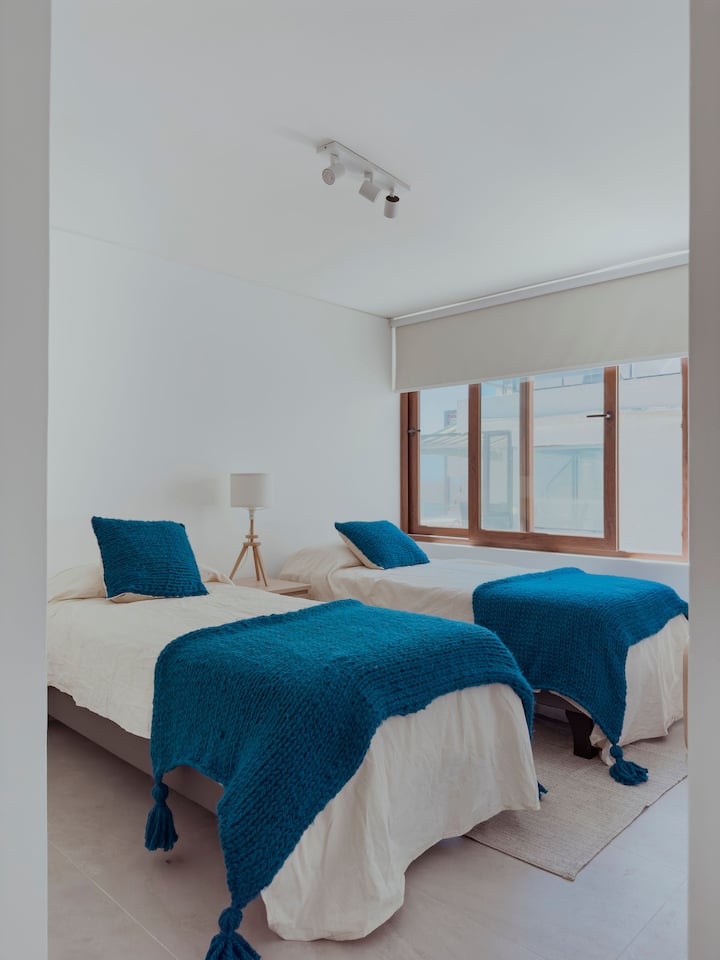 舒适明亮的次卧，配备两张单人床、优质床上用品和自然光。 功能齐全、安静的空间，非常适合在住宿期间寻求休息和舒适的儿童、朋友或同伴。