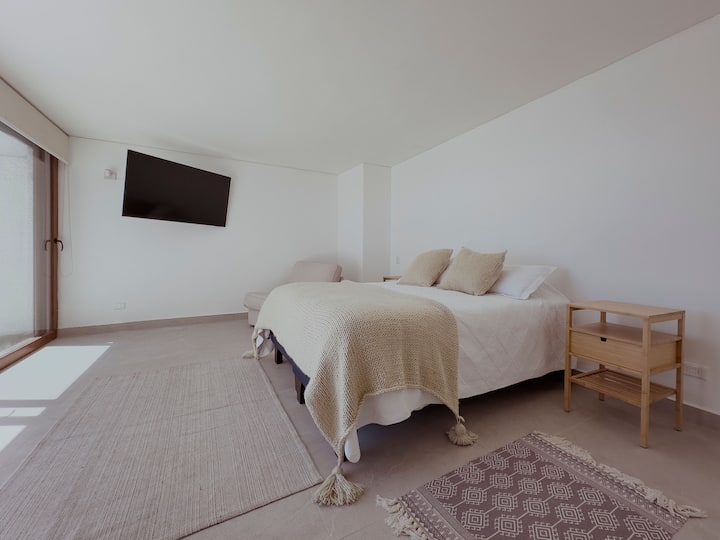 主房间宽敞明亮。 您必须将智能电视连接到客厅的设备（它不能单独连接，但连接起来并不复杂）。 非常私密，可使用卫生间和阳台，可欣赏美丽的海滩风光。