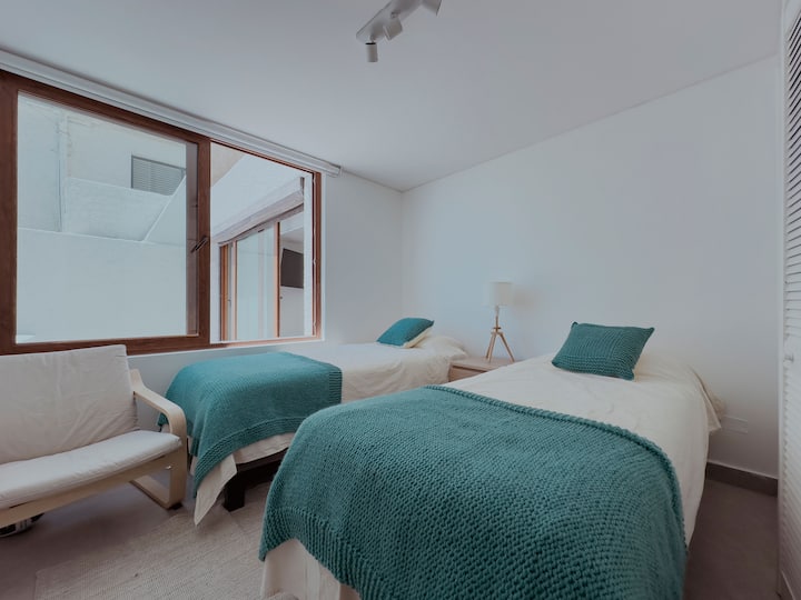 舒适明亮的次卧，配备两张单人床、优质床上用品和自然光。 功能齐全、安静的空间，非常适合在住宿期间寻求休息和舒适的儿童、朋友或同伴。