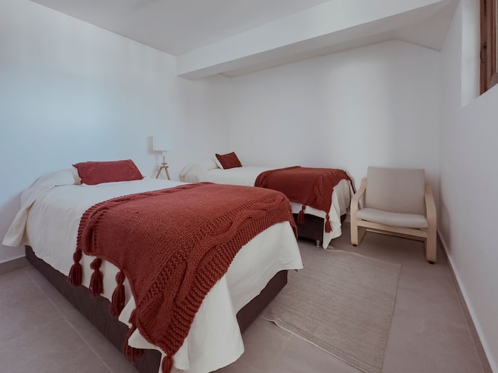 舒适的次卧与厨房相连。 配备两张单人床、优质床上用品和自然光。 功能齐全、安静的空间，非常适合在住宿期间寻求休息和舒适的儿童、朋友或同伴