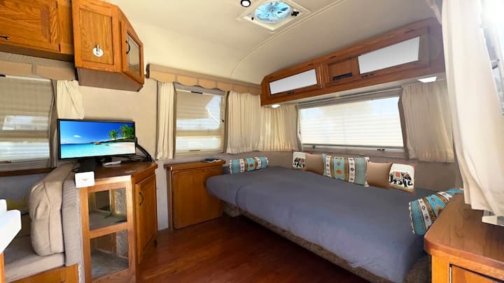 חדר השינה השני של זן כולל מיטה מלאה, מאוורר בחלון גג, נוף פנורמי לאוקיינוס, משמש גם כסלון. כולל טלוויזיה חכמה, אחסון מעל הראש. רוח ים, פינת אוכל / מיטה זוגית קטנה. תריסי יום-לילה, אור טבעי. מערכת סטריאו עם Bluetooth, טלוויזיה, Firestick.