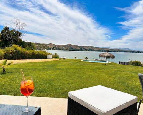 February Offer! House with its own shore and dock!