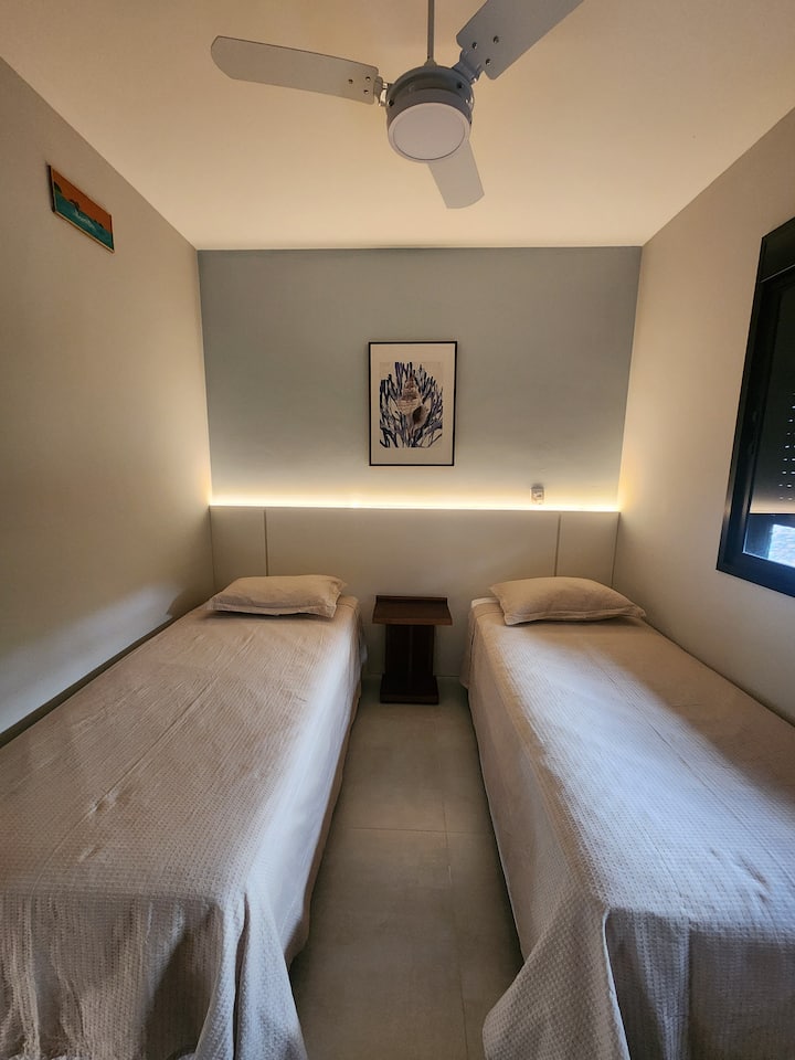 Quarto com 2 camas box de solteiro, que podem se unir e formar 1 cama de casal, iluminacao na cabeceira da cama, guarda roupa, espaco home office