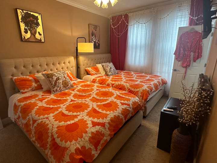 Oddýchnite si štýlovo: apartmán s manželskou posteľou veľkosti Queen! ️ Táto izba s 2 manželskými posteľami Queen, útulným krbom, inteligentnou televíziou a kúpeľnou parnou sprchou je navrhnutá pre maximálne pohodlie. Ponorte sa do prémiových matracov a oddýchnite si po preskúmaní najlepších atrakcií Chicaga. ✨
