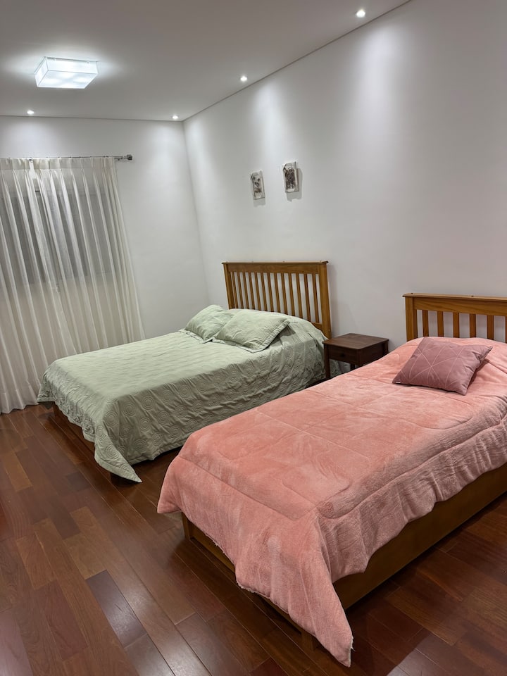 Queensize bed met eenpersoonsbed eronder en eenpersoonsbed met eenpersoonsbed eronder