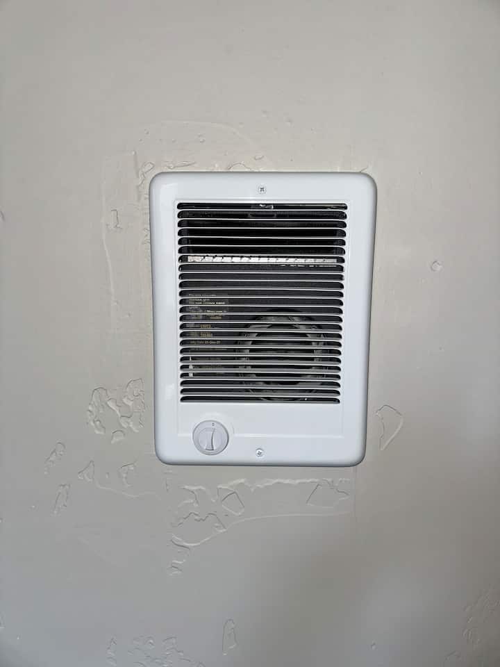 Kipasha joto cha ukuta katika chumba cha kulala cha King 