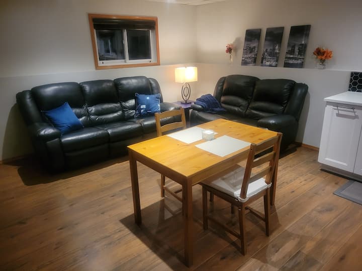 Bright And Cozy Suite - Lacombe