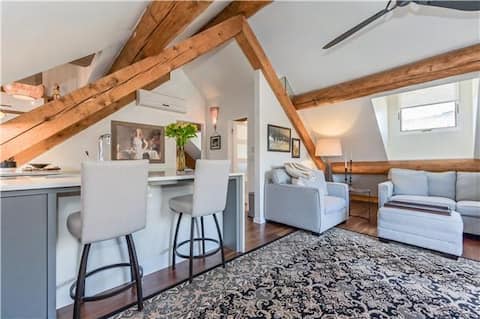 The Elora Log Attic - 1BR with Balcony & Fireplace