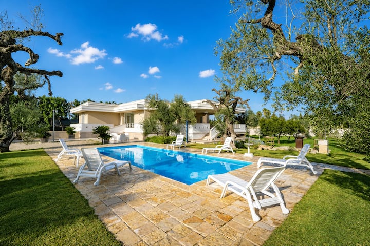 Villa Torricella pool and sunny garden