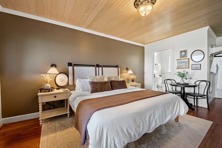 Historic Riverview Inn - King Room Seven - Chattanooga, TN
