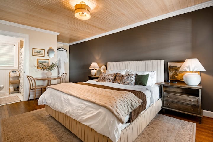 Historic Riverview Inn - King Room Three - Chattanooga, TN