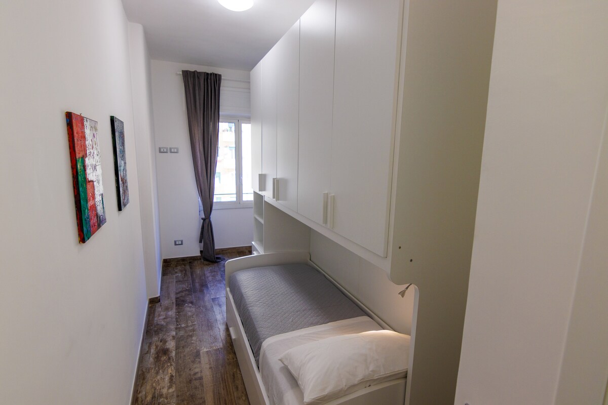 غرفة مفردة ثالثة بسرير مفرد مريح وخزانة ملابس 