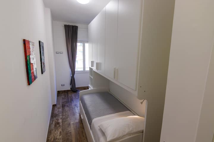 Tercera habitación individual con cómoda cama individual y armario 