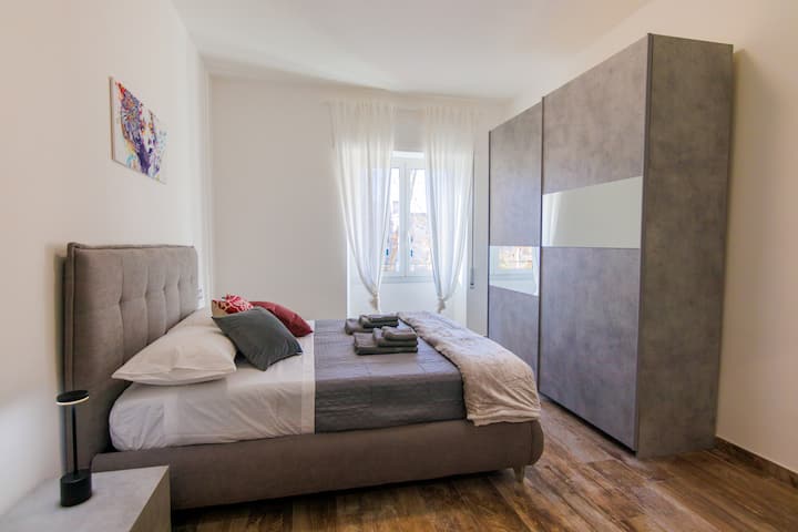 Segundo dormitorio doble con una cómoda cama doble, un armario grande y una cómoda.