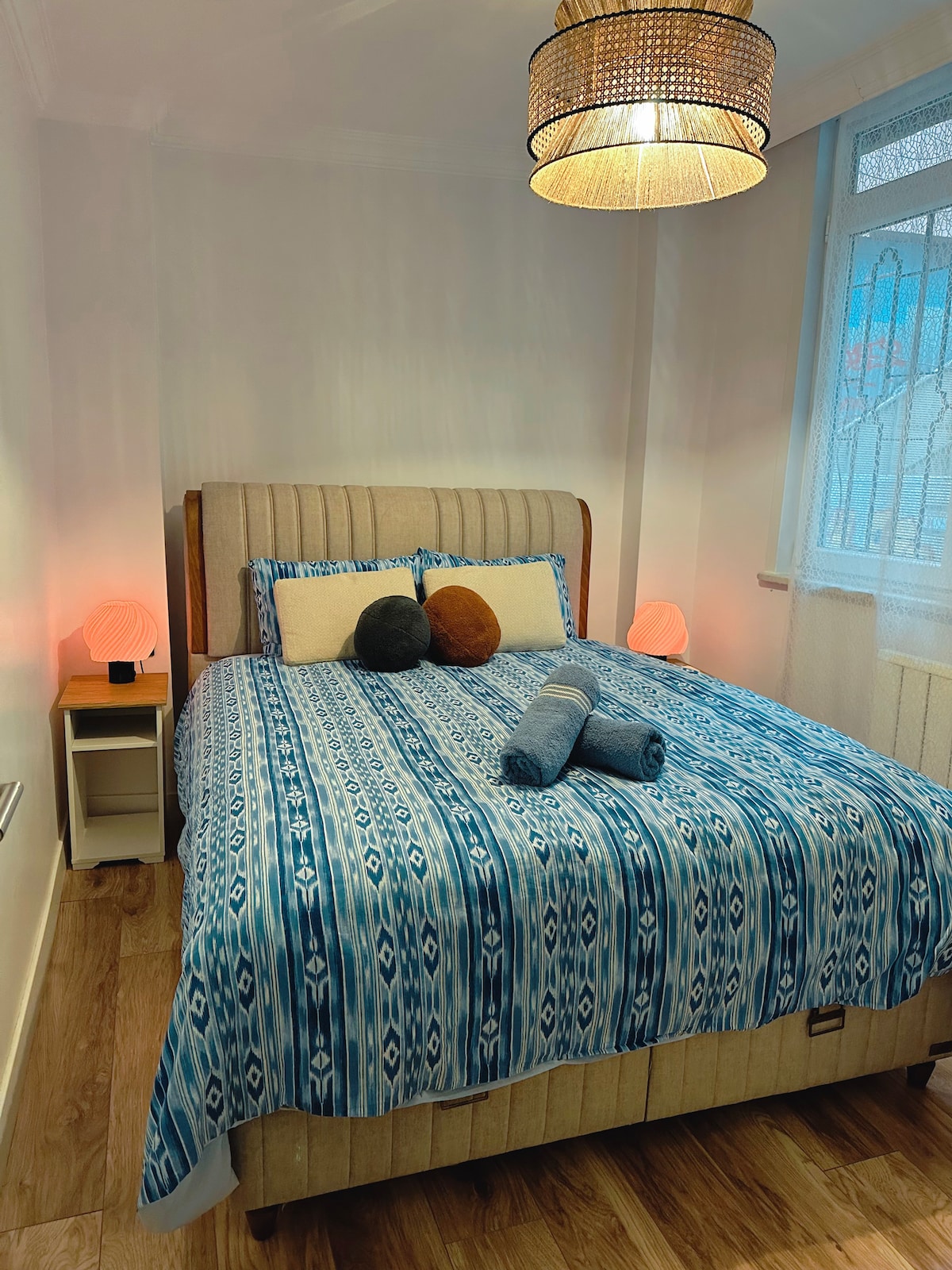 เตียงขนาดคิงไซส์เครื่องปรับอากาศเฟอร์นิเจอร์มีสไตล์และตู้เสื้อผ้าขนาดใหญ่ผ้าเช็ดตัวเครื่องทำความร้อน 7/24