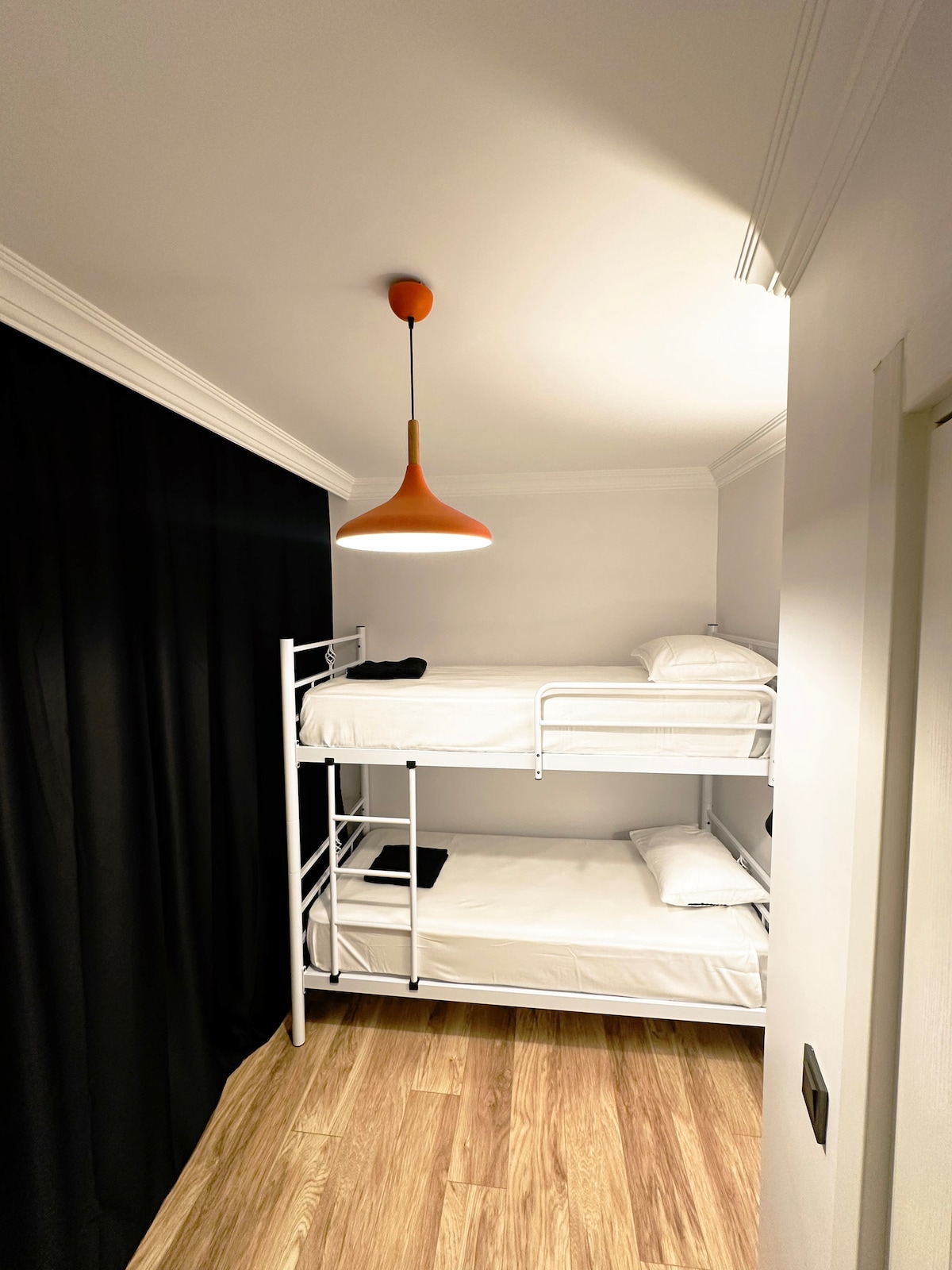 เตียงสองชั้นเครื่องทำความร้อนและไม้แขวนเสื้อ