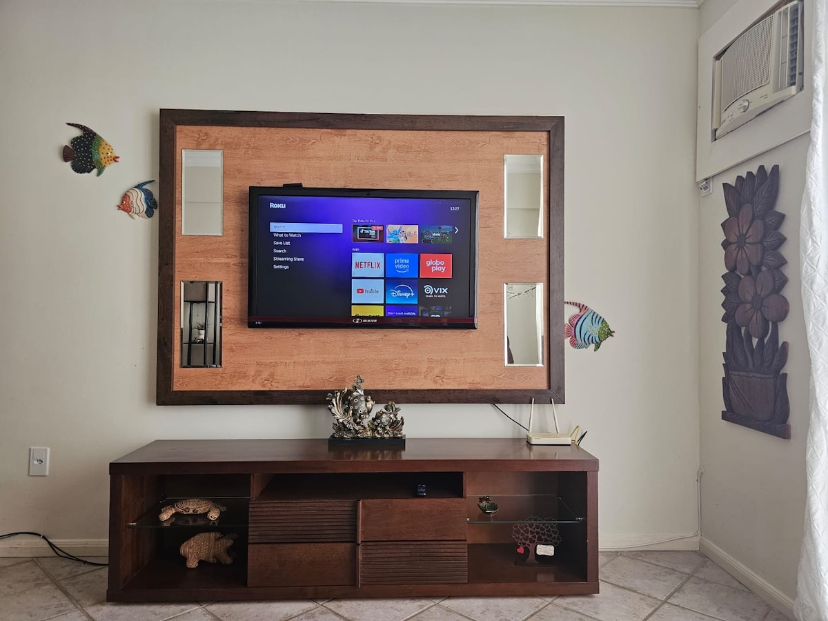 Televízor má prístup k Netflixu, Disney (stačí mať vlastný účet), YouTube a ďalším, ako aj k miestnym kanálom; 