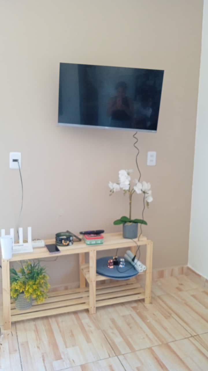 Smart-tv, met stream max-service. Er kunnen andere streamingdiensten worden gebruikt. Plank met twee bloempotten