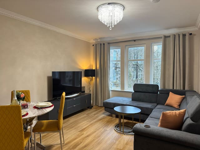 Modern Central 2 King Size Bed Flat Free Parking