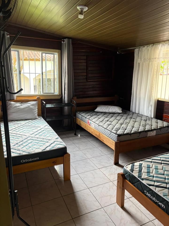 Primer dormitorio, con dos ventanas bien ventiladas, dos camas individuales y una cama doble. Todas las habitaciones tienen ventiladores potentes.